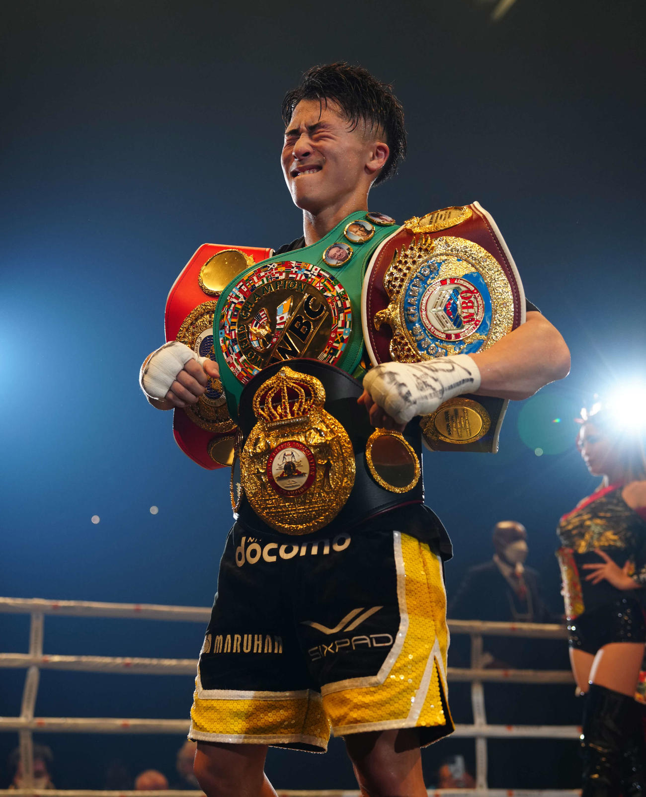 4団体王座統一を果たした井上尚はベルトを抱えて笑顔を見せる（代表撮影）