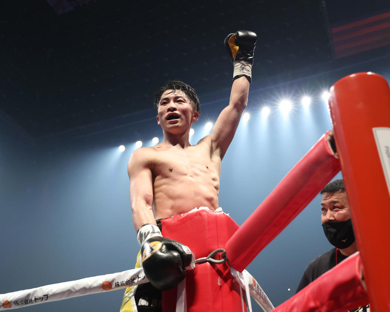 11回、バトラーにTKO勝ちし、コーナーで喜ぶ井上尚（代表撮影）