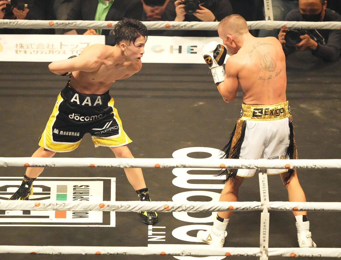 8回、井上尚（左）は両手を背中に隠してバトラーを挑発する（撮影・鈴木みどり）