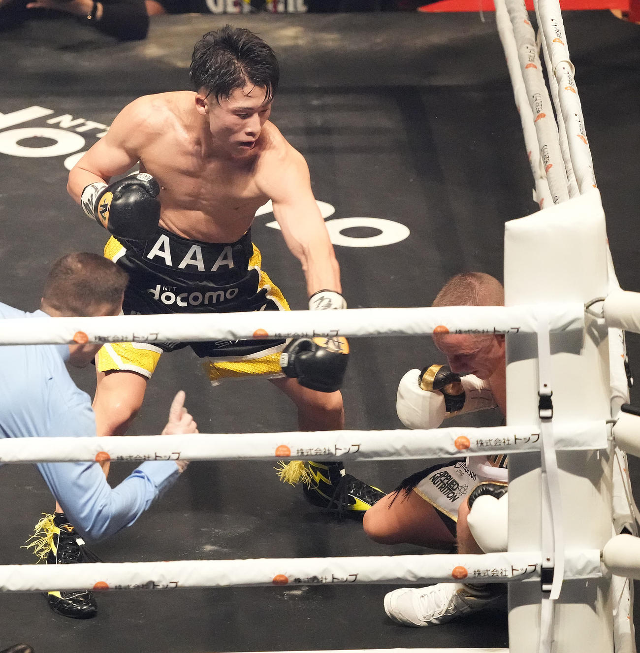 井上尚対バトラー　11回、バトラー（右）からダウンを奪いKO勝ちする井上尚（撮影・鈴木みどり）