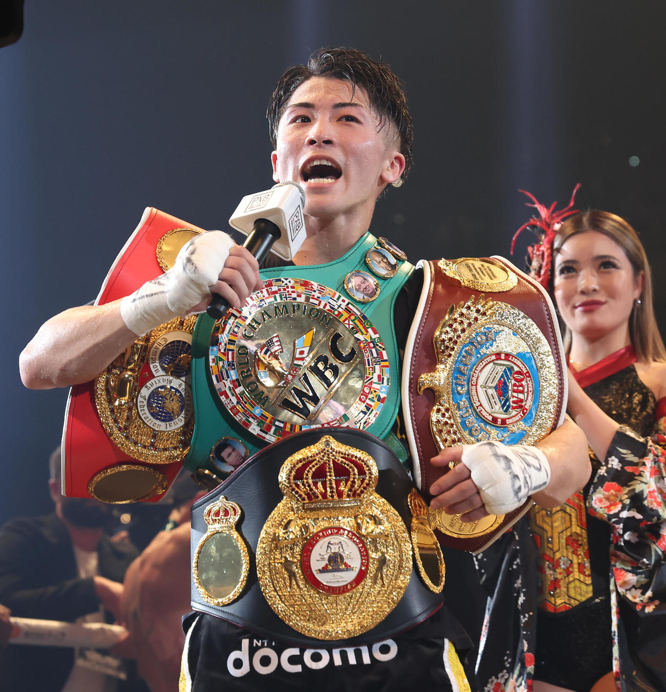 試合後、ファンに向かって挨拶をする井上尚（代表撮影）