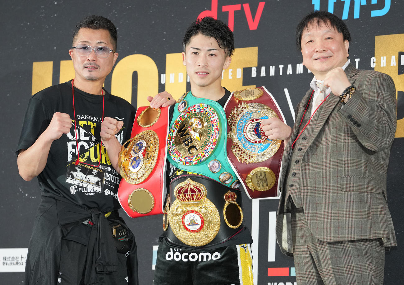 4団体統一王者になった井上尚（中央）は父真吾トレーナー、大橋会長と記念撮影（撮影・鈴木みどり）