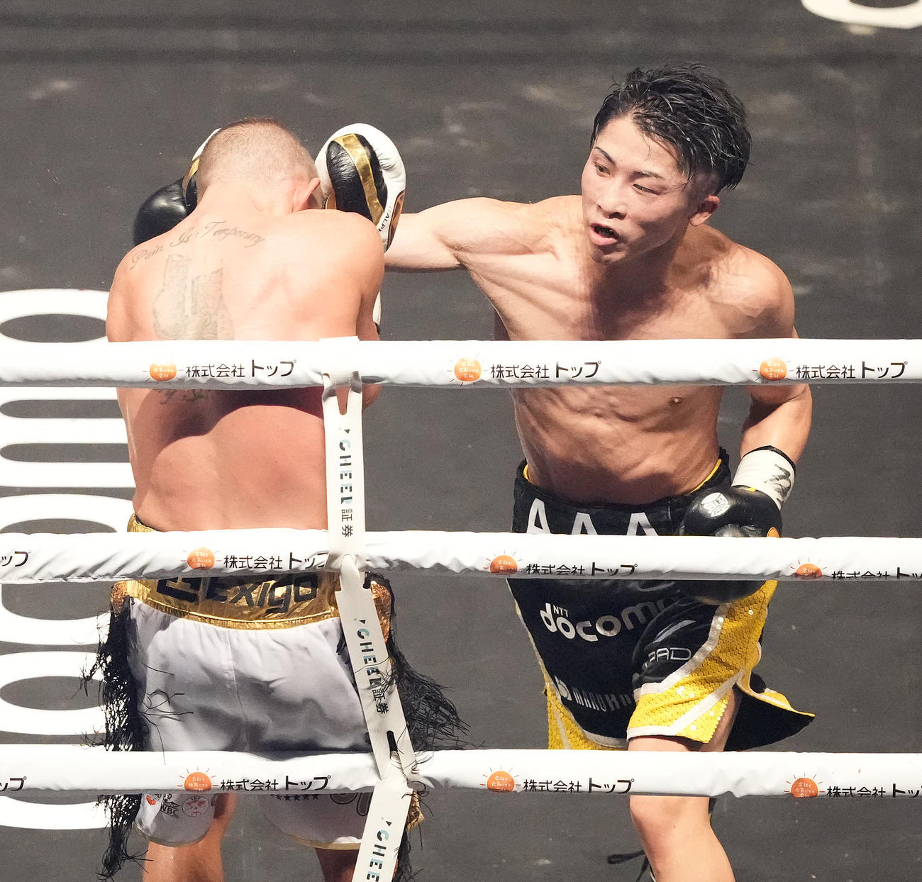 井上尚対バトラー　10回、バトラー（左）を攻める井上尚（撮影・鈴木みどり）
