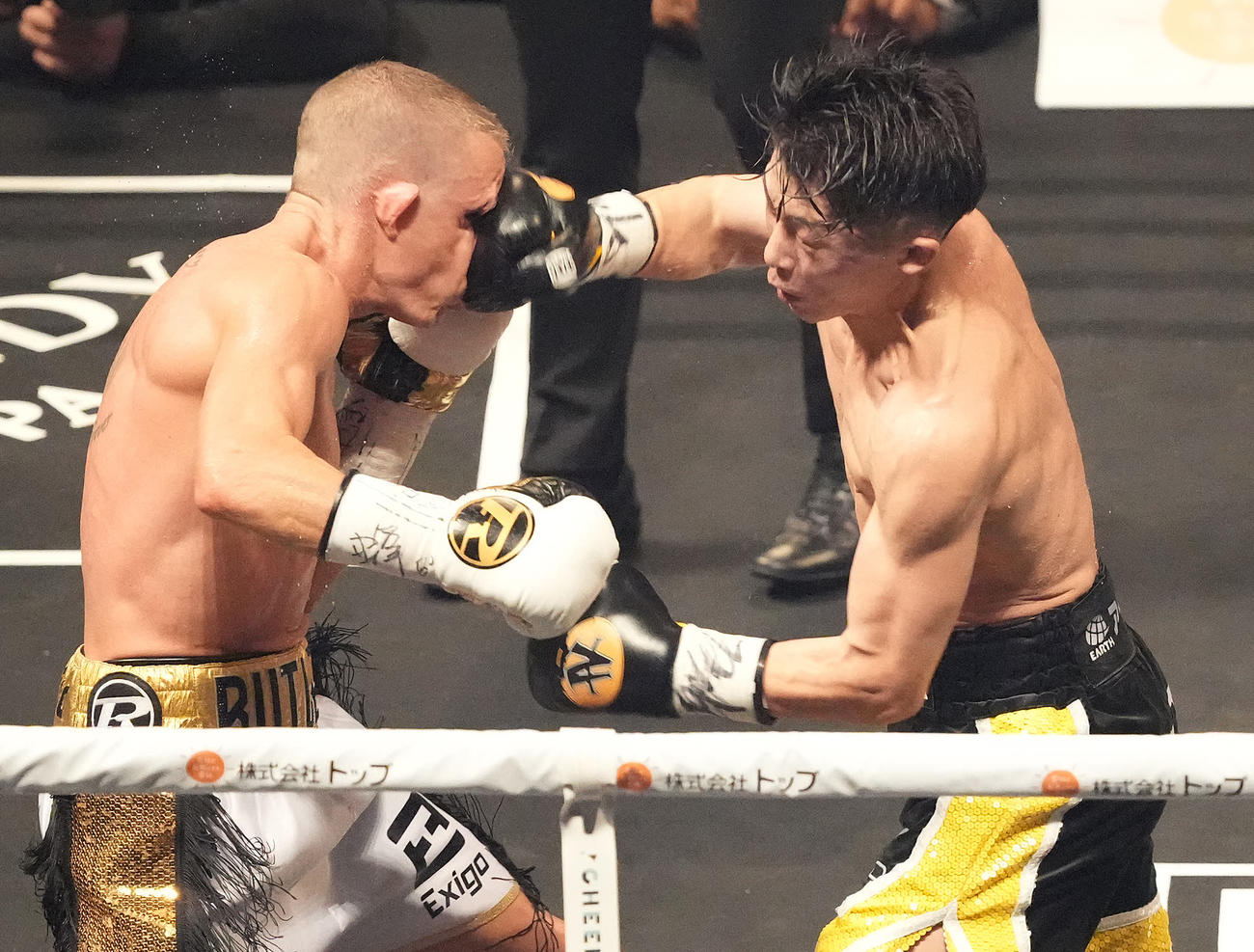 井上尚対バトラー　9回、バトラー（左）の顔面にパンチを見舞う井上尚（撮影・鈴木みどり）