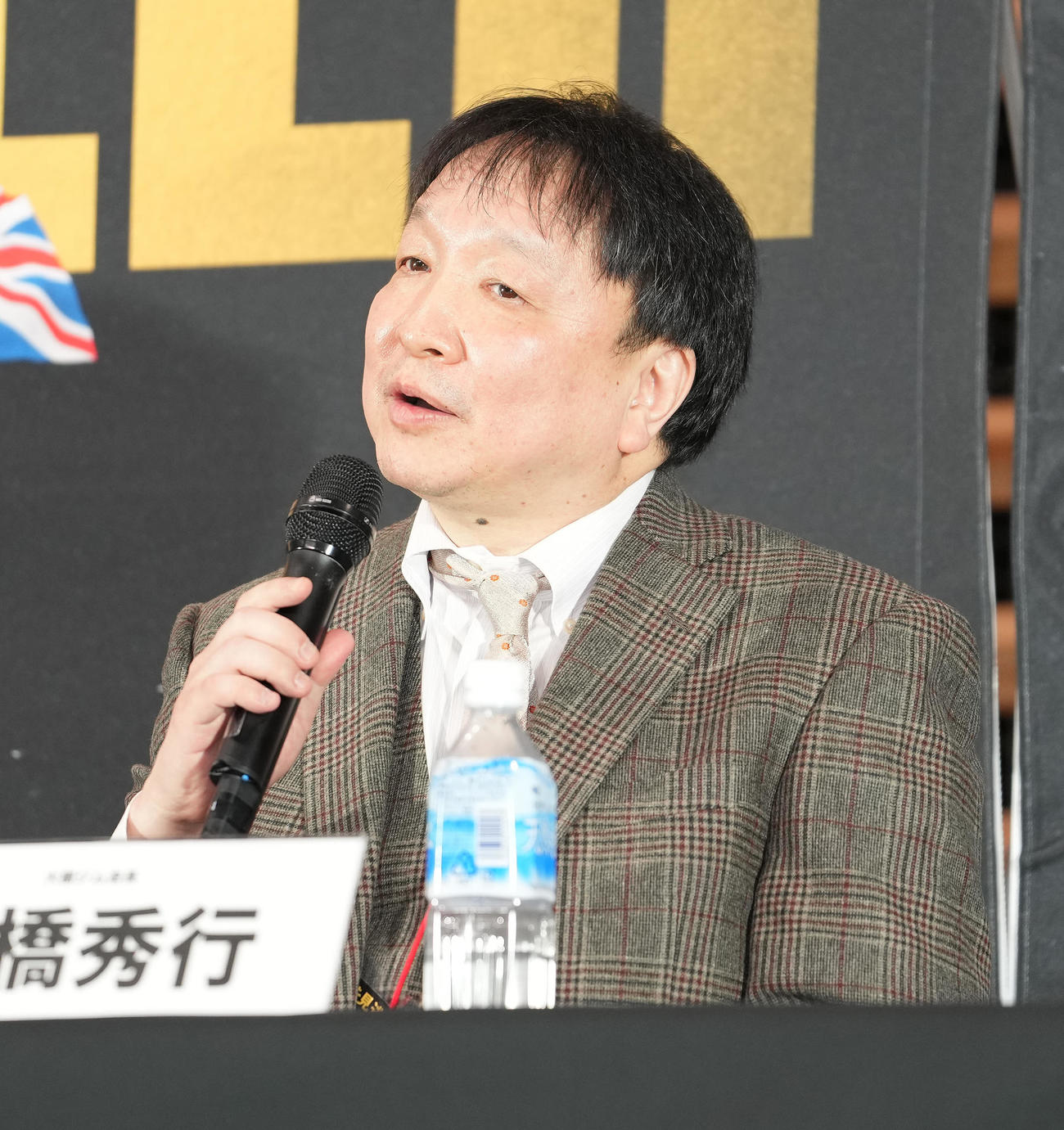 井上尚の試合後、記者の質問に答える大橋会長（撮影・鈴木みどり）