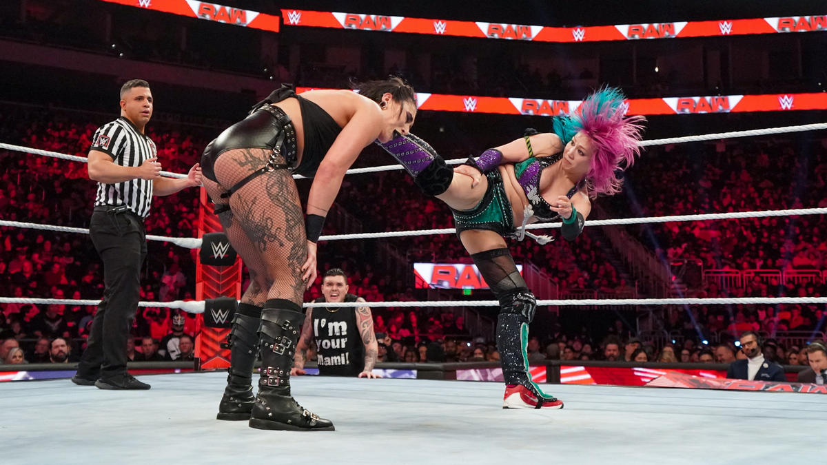 フェースペイントなしでリングに立ったアスカ（右）がリア・リプリーにハイキック（C）2022 WWE, Inc. All Rights Reserved.」