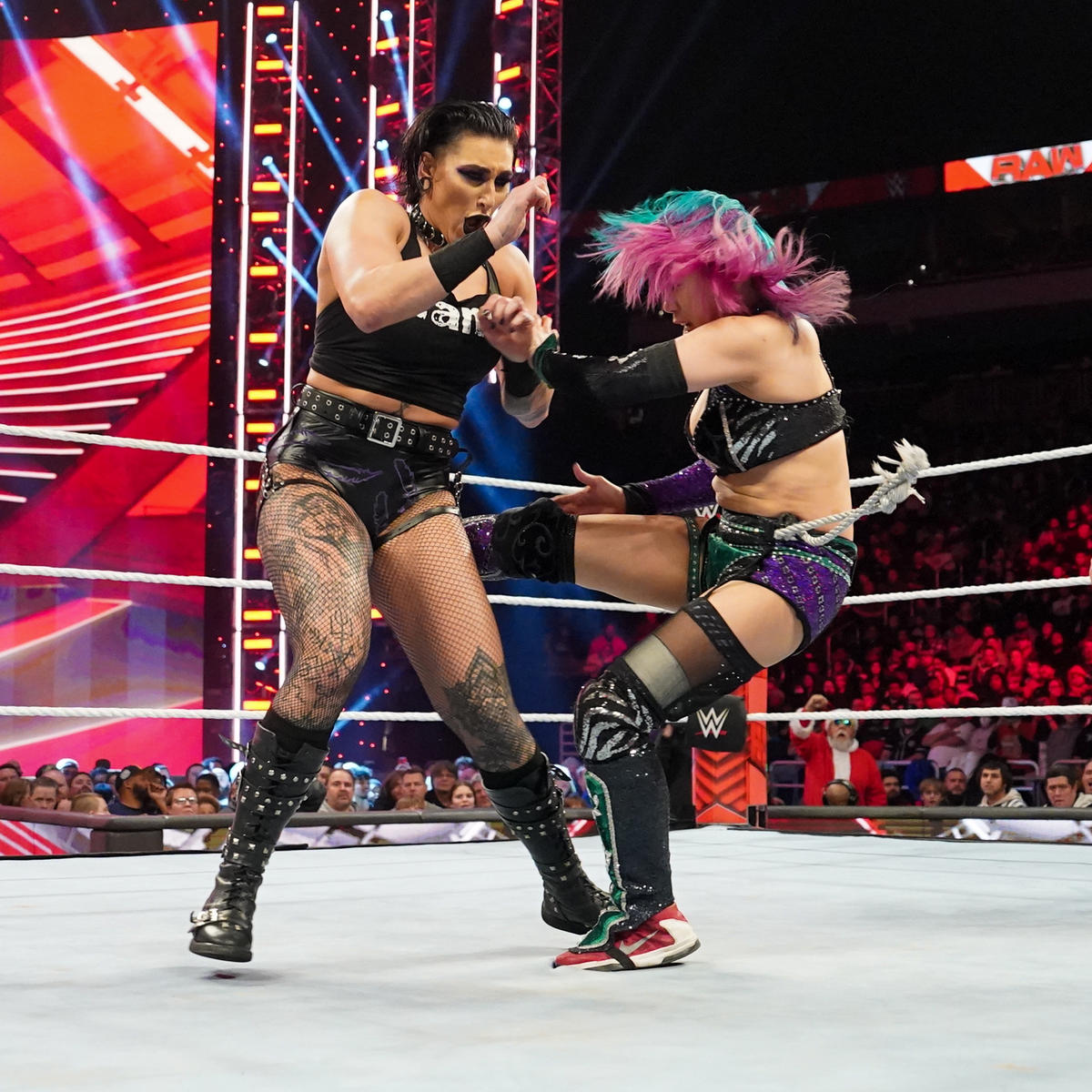 リア・リプリー（左）にミドルキックを放ったアスカ（C）2022 WWE, Inc. All Rights Reserved.