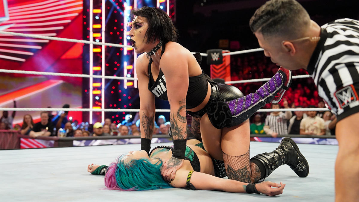 リア・リプリー（上）にフォールされるアスカ（C）2022 WWE, Inc. All Rights Reserved.」