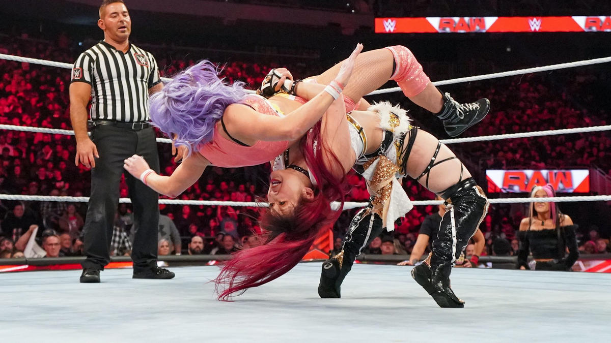 キャンディス・レラエ（左）をジャーマン・スープレックスで投げるイヨ・スカイ（C）2022 WWE, Inc. All Rights Reserved.