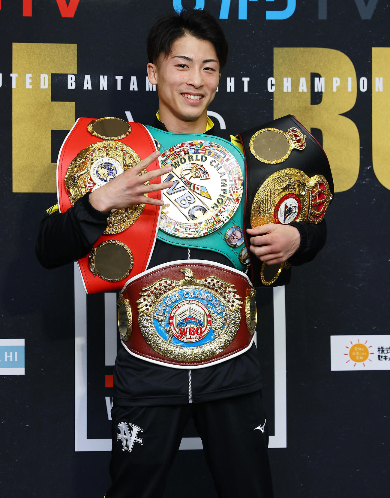 4団体統一から一夜明け会見に臨みベルトを4本持ち笑顔を見せる井上尚（撮影・垰建太）