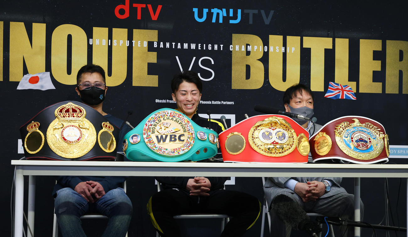 4団体統一から一夜明け会見に臨み笑顔を見せる井上尚（中央）、父真吾トレーナー（左）、大橋会長（撮影・垰建太）