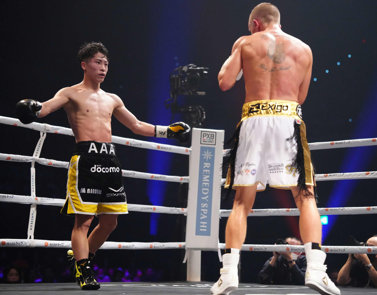 7回、井上尚（左）は両手を広げてバトラーを誘う（代表撮影）