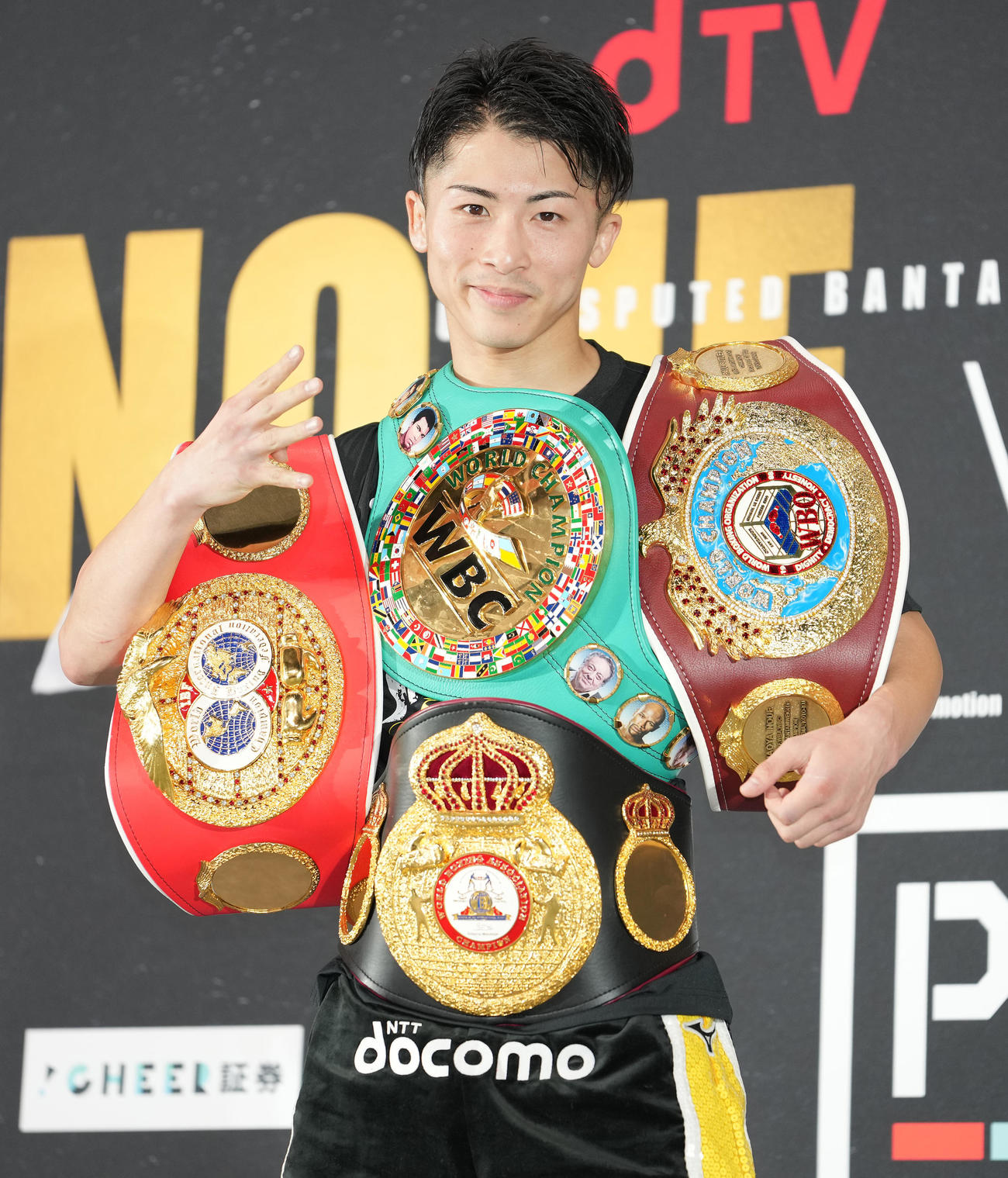 4団体統一王者になった井上尚は記念撮影（撮影・鈴木みどり）