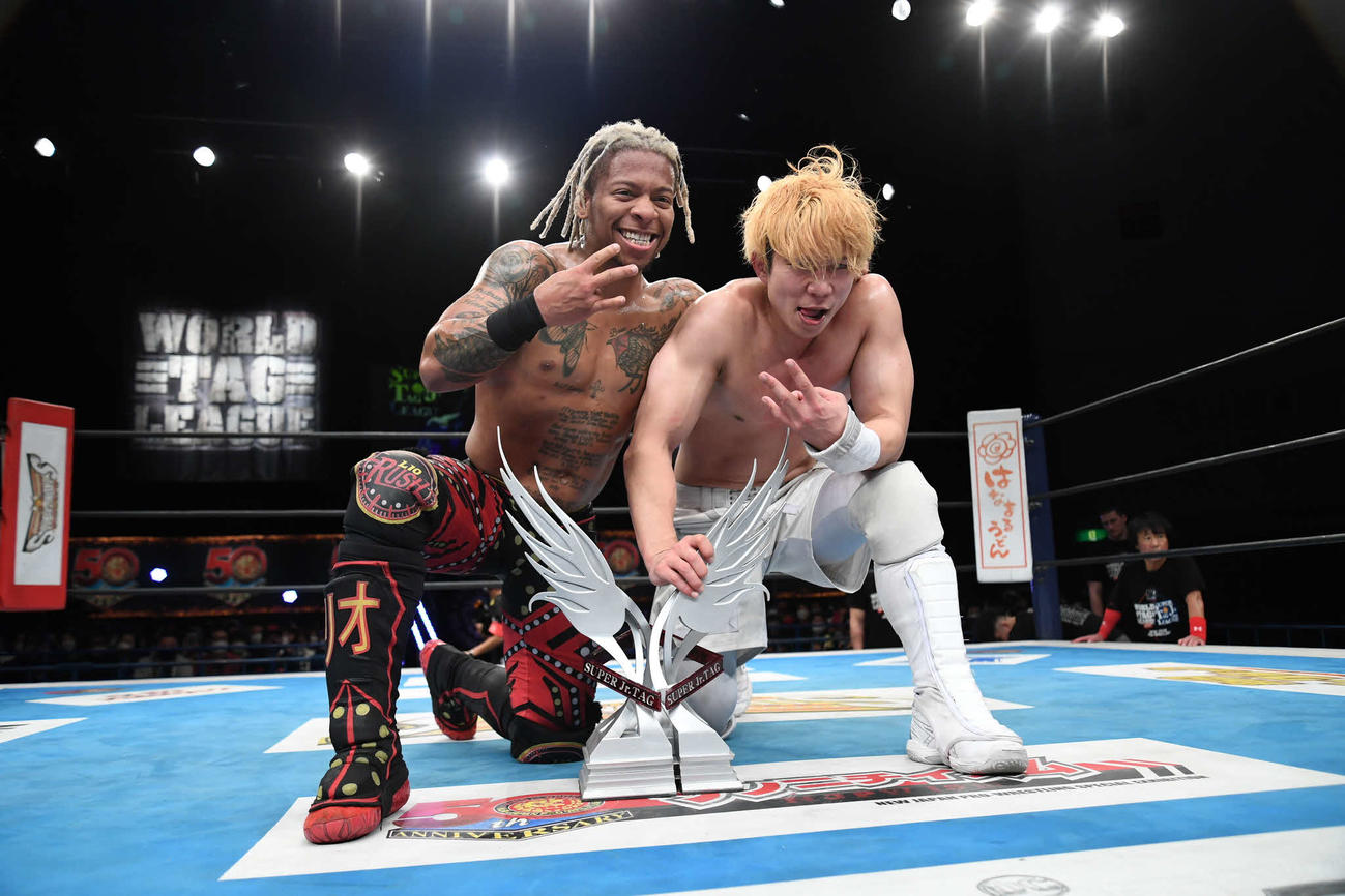 スーパージュニアタッグリーグ（SJTL）を制し、ラッシュ（左）とポーズを決めるYOH（提供・新日本プロレス）