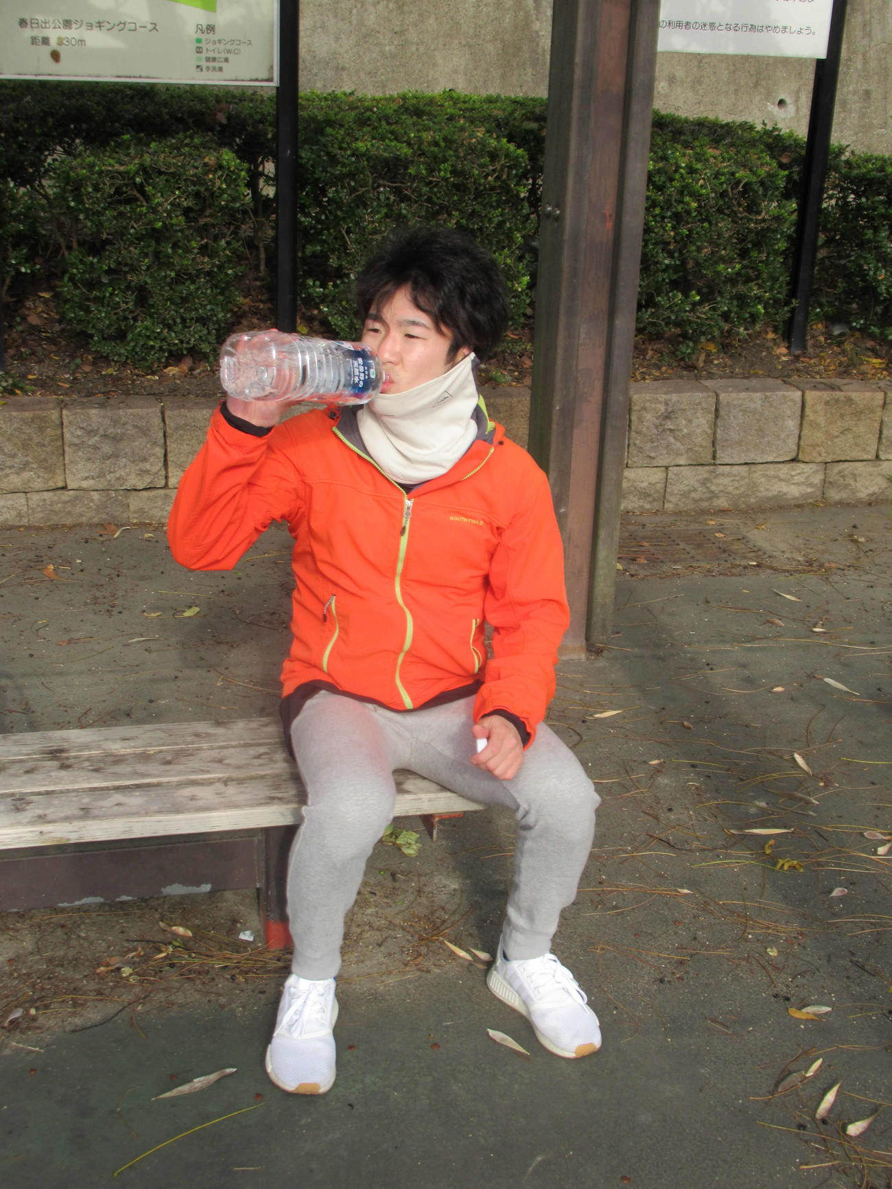 トレーニング後に水を飲むWBAスーパー、WBC世界ライトフライ級王者寺地（撮影・実藤健一）