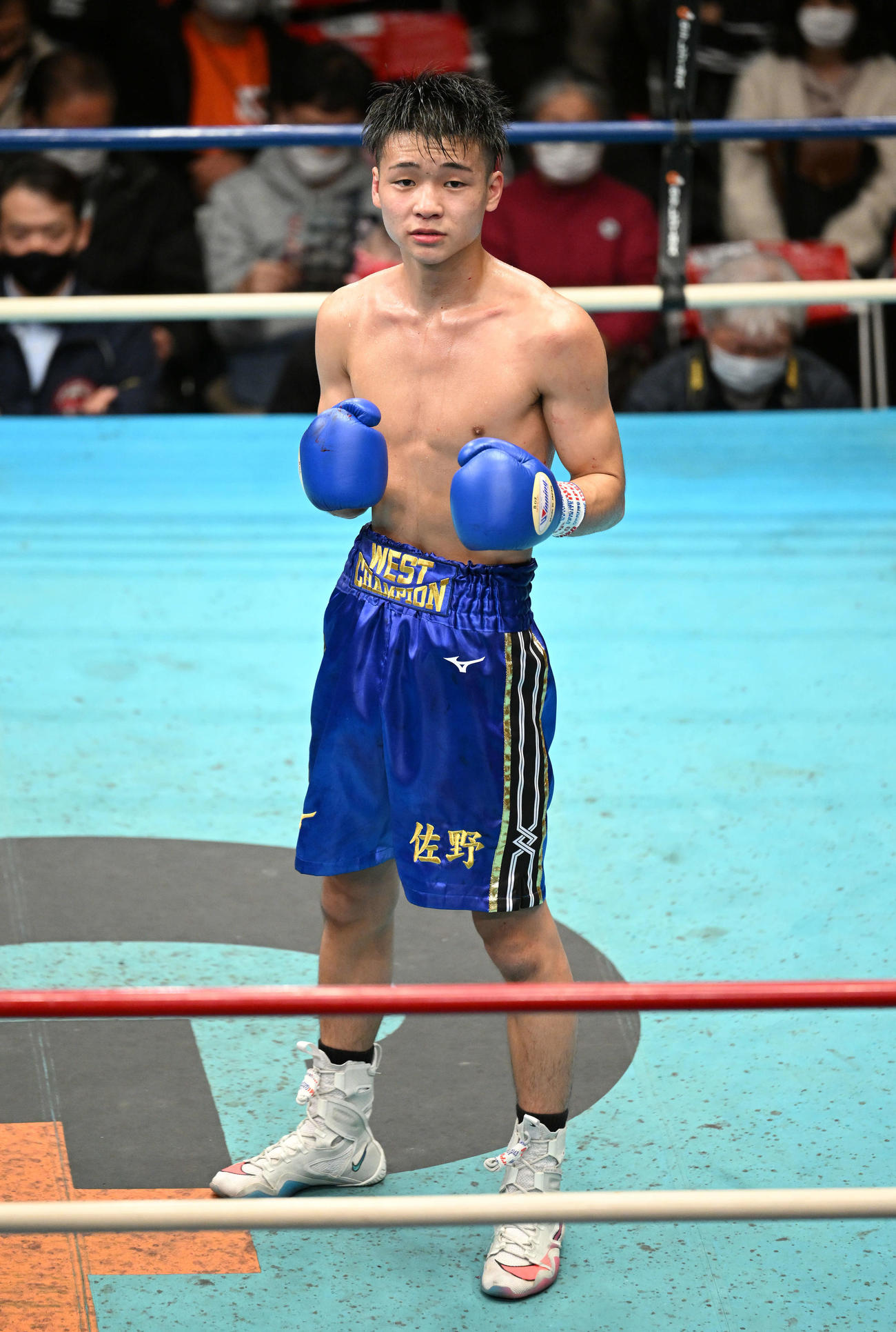 スーパーフライ級の全日本新人王となりポーズを決める佐野（撮影・滝沢徹郎）