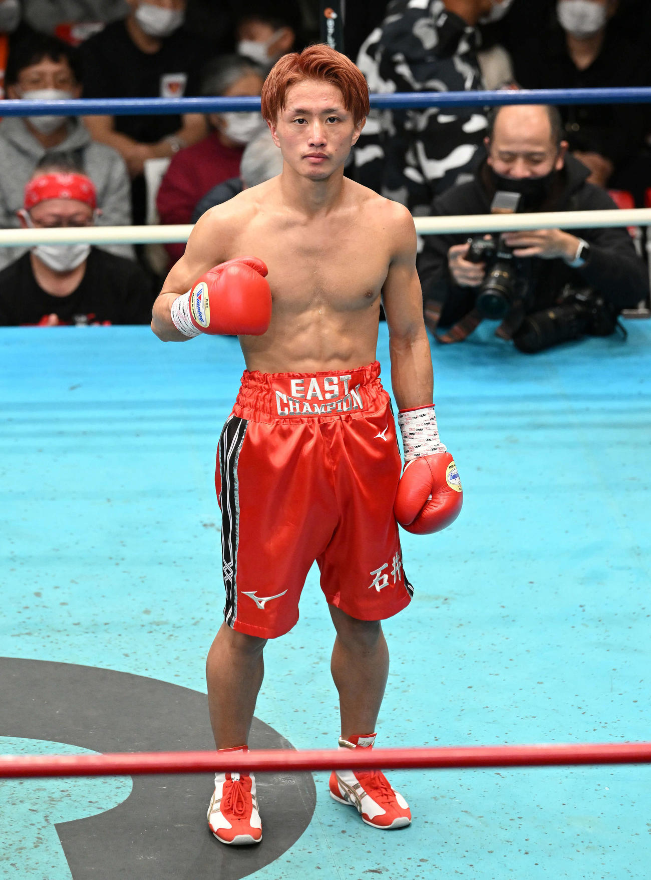 全日本新人王となり記念撮影する石井（撮影・滝沢徹郎）