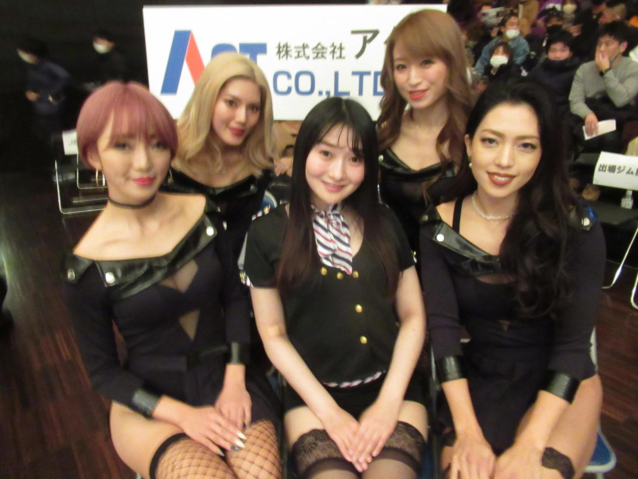 ラウンドガールデビューを飾った「ムトウガール」。前列右からRENA、西宮凜、中丸千愛、後列右から愛田萌美、AYAKA