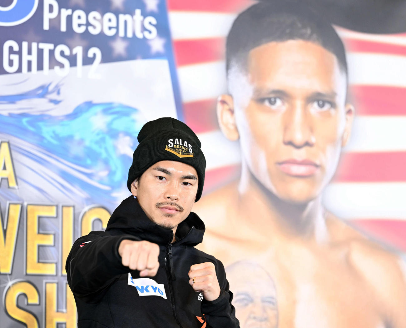 会見を終えた井岡はジョシュア・フランコのボードの前でポーズを決める（撮影・滝沢徹郎）