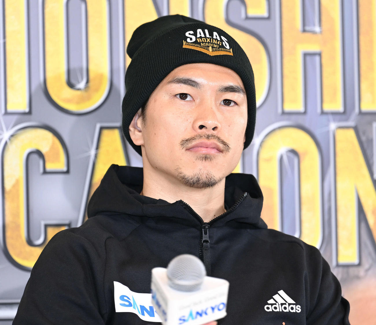 会見で考え込む井岡（撮影・滝沢徹郎）