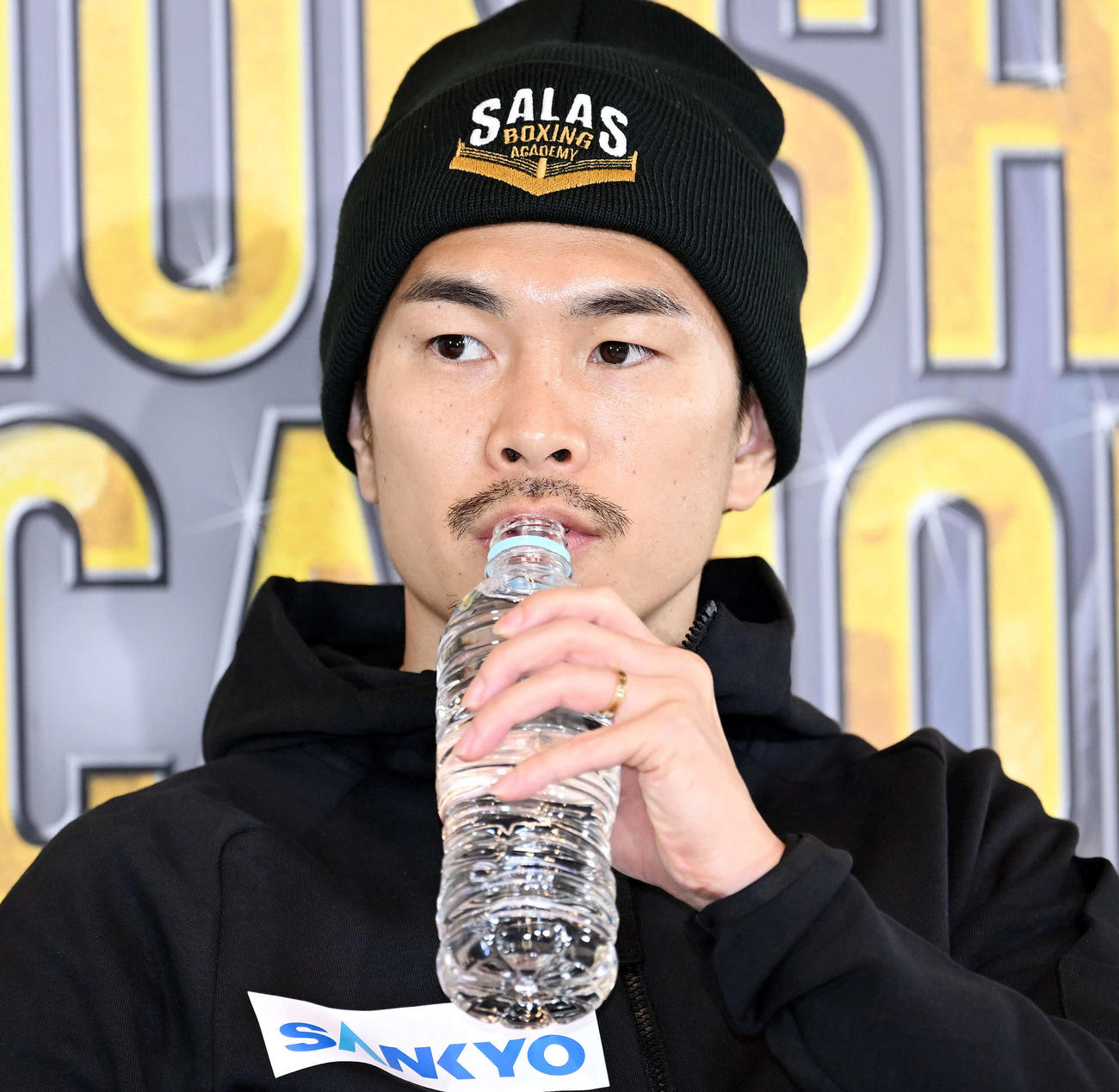 会見中に水を飲む井岡（撮影・滝沢徹郎）