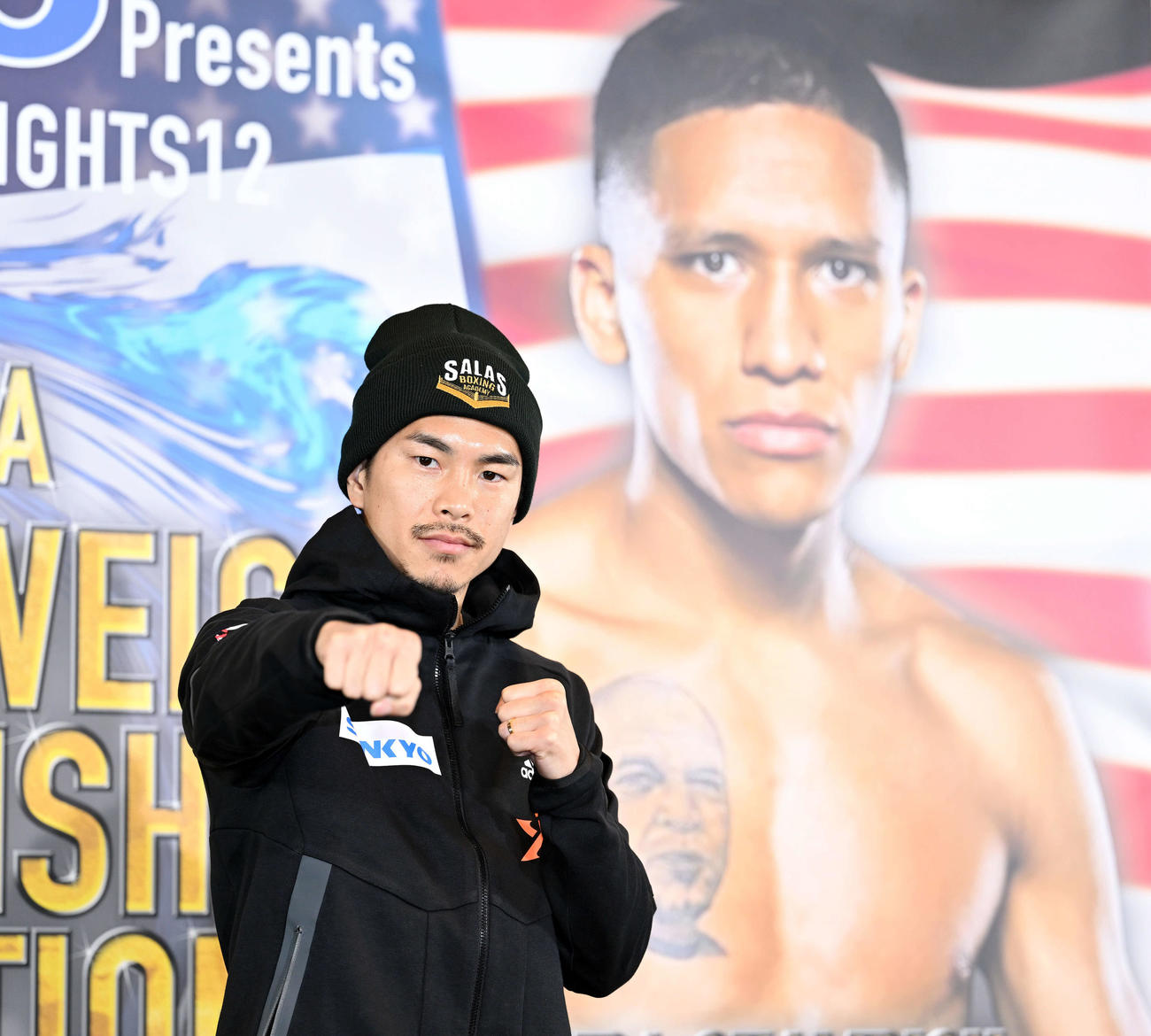 会見を終えた井岡はジョシュア・フランコのボードの前でポーズを決める（撮影・滝沢徹郎）
