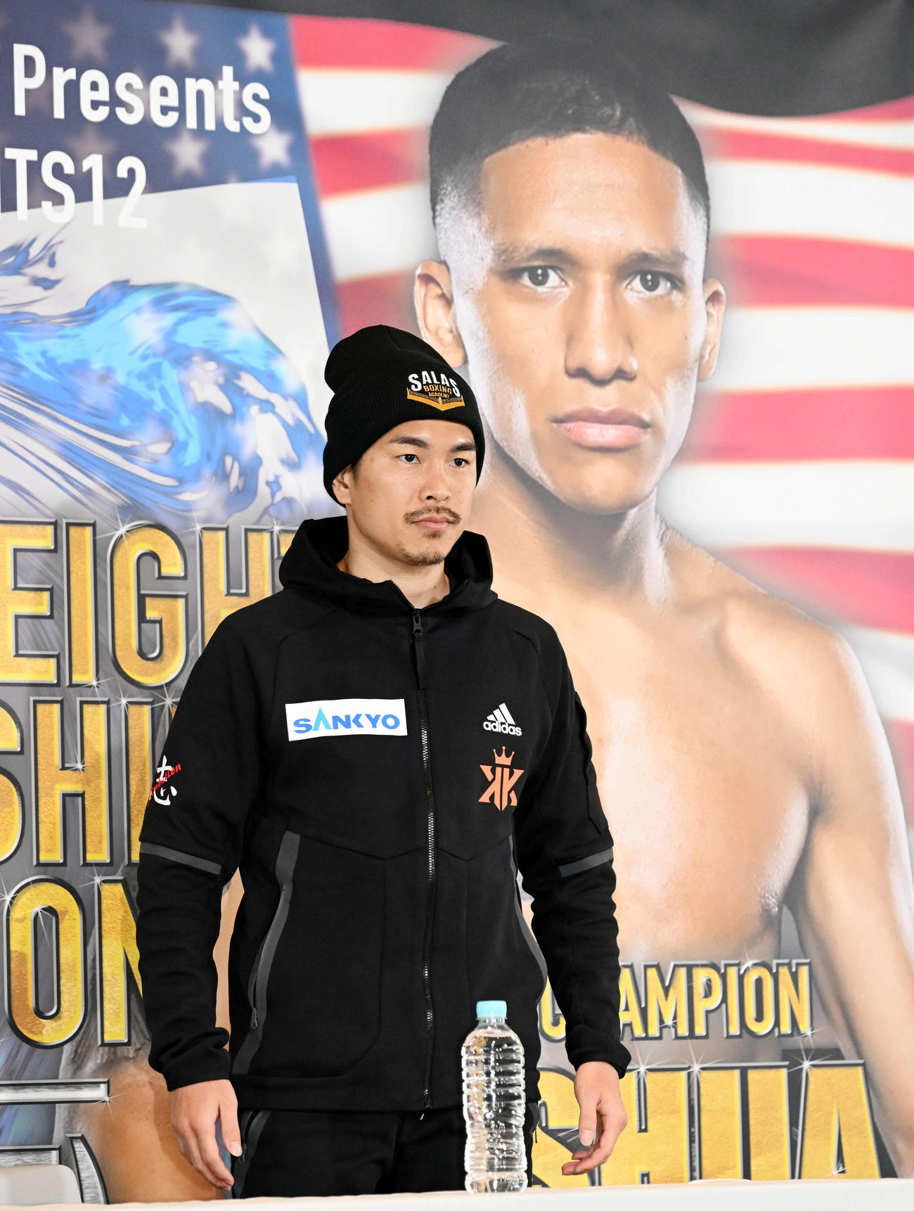 会見場に入りジョシュア・フランコのボードの前に立つ井岡（撮影・滝沢徹郎）