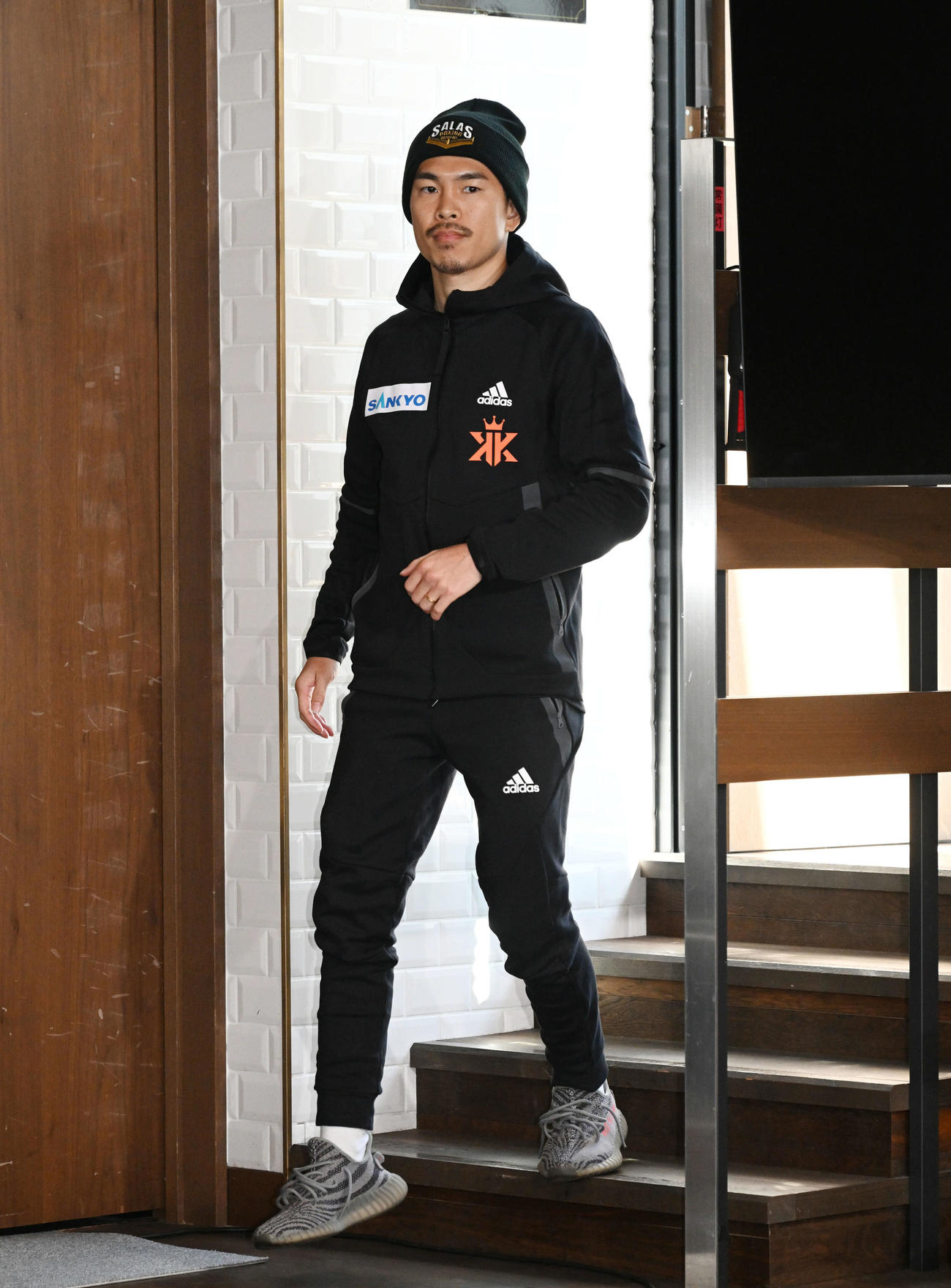 会見場に入る井岡（撮影・滝沢徹郎）