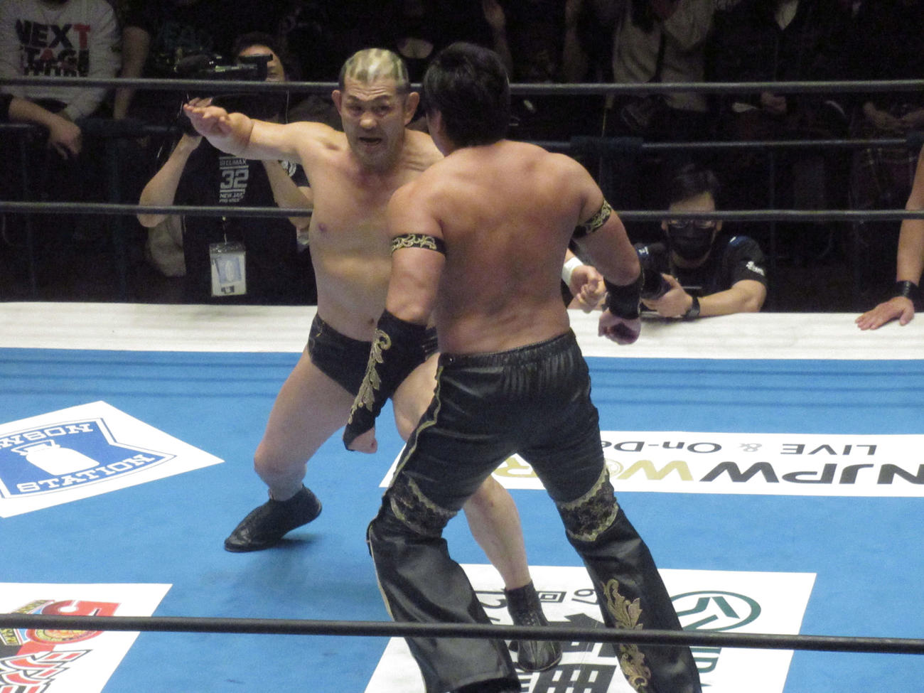 タイチ（手前）に張り手を見舞う鈴木（撮影・勝部晃多）