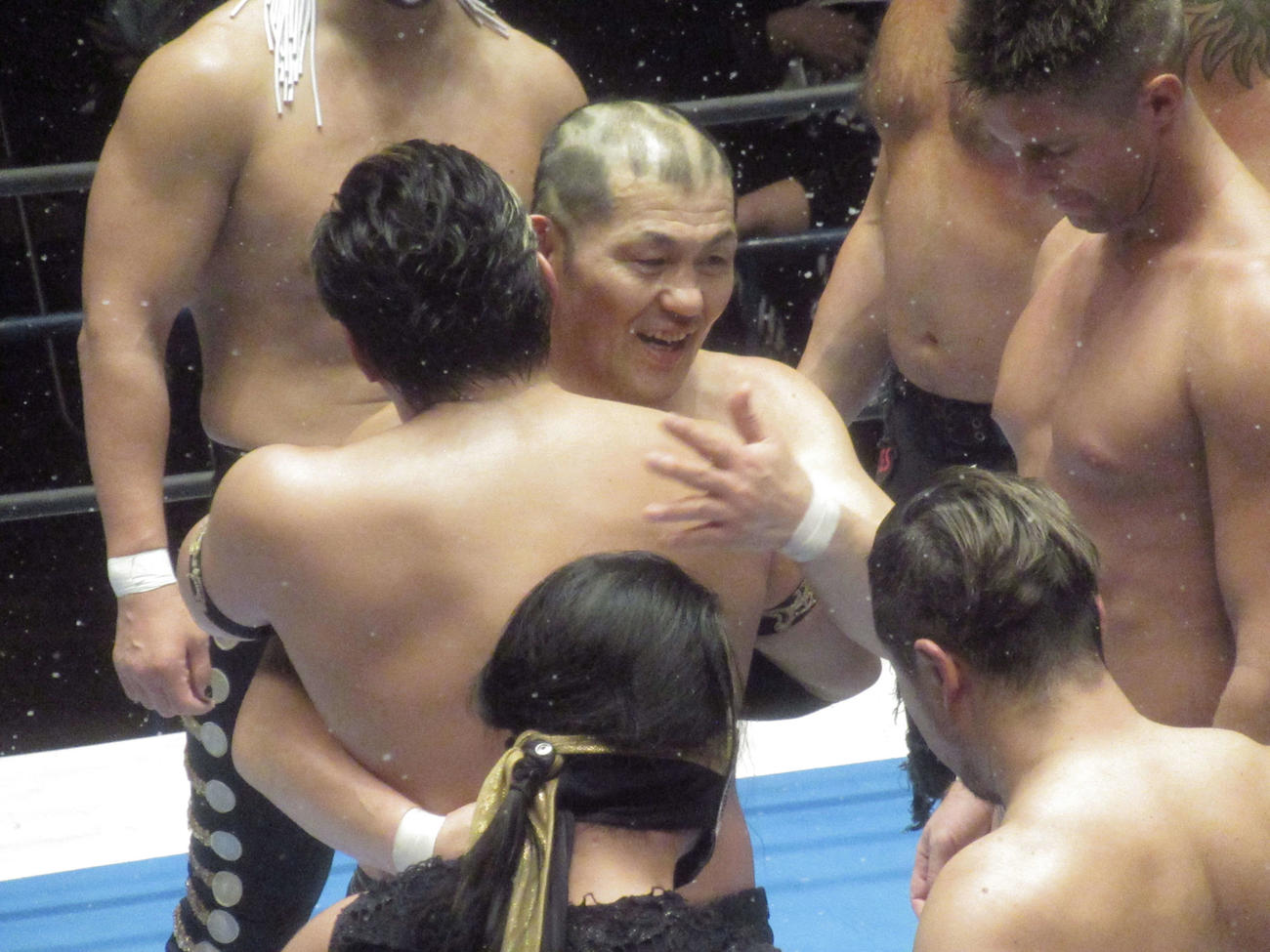 タイチ（手前）と抱き合う鈴木（撮影・勝部晃多）