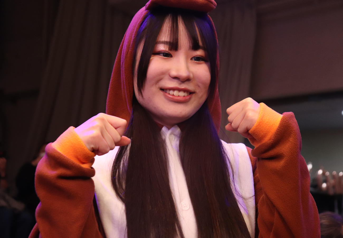 スターダム後楽園大会　トナカイの格好で登場した妃南（撮影・渋谷征平）