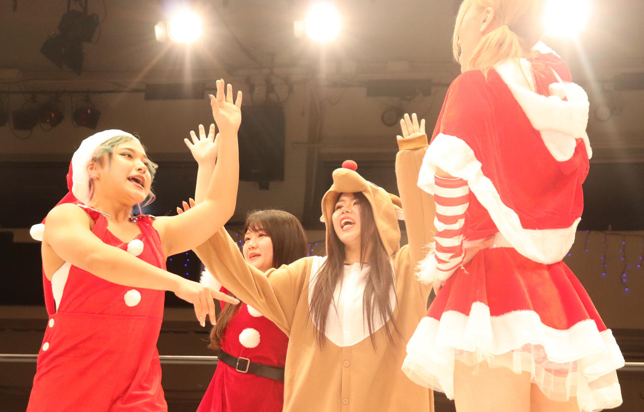 スターダム後楽園大会　全員が先発に名乗りを上げ、もめるSTARSの選手たち（撮影・渋谷征平）