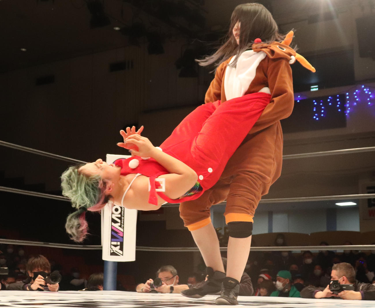スターダム後楽園大会　飯田沙耶（左）をジャイアントスイングで回すレディ・C（撮影・渋谷征平）