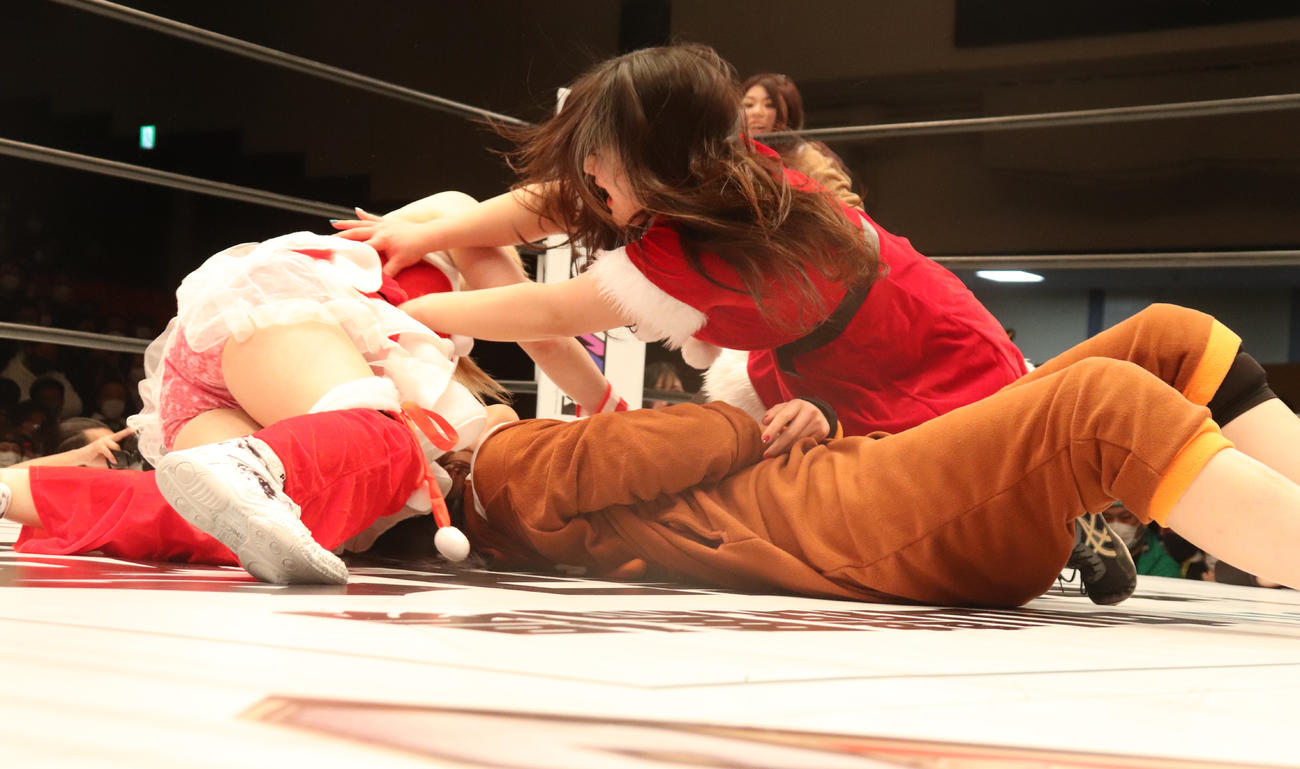 スターダム後楽園大会　フォールに入る岩谷麻優（左）を阻止するコグマ（右）（撮影・渋谷征平）