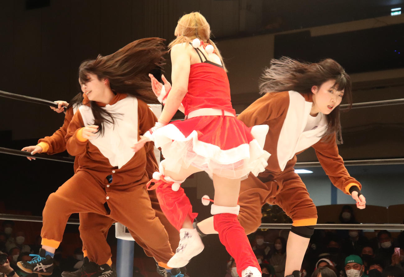 スターダム後楽園大会　岩谷麻優（中央）の攻撃をよけるクイーンズクエストのメンバーたち（撮影・渋谷征平）
