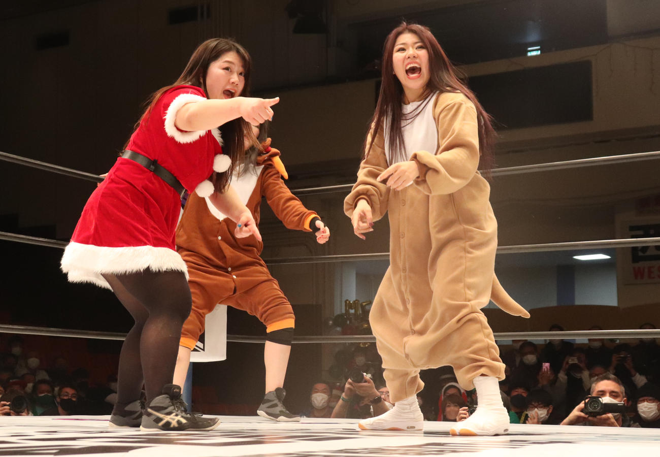 スターダム後楽園大会　連携技を仕掛けるコグマ（左）と葉月（右）（撮影・渋谷征平）