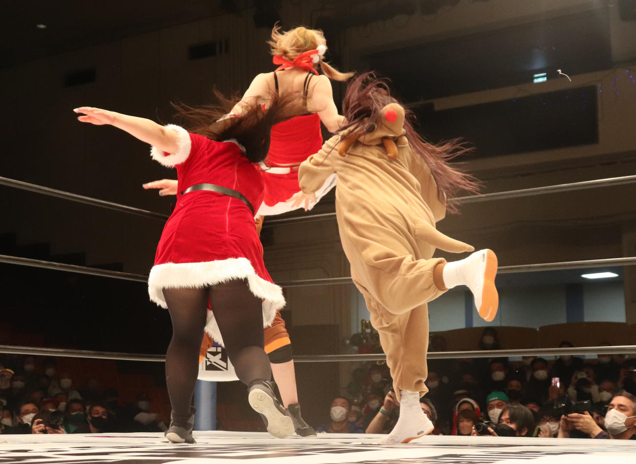 スターダム後楽園大会　レディ・Cに岩谷麻優を投げつけるコグマ（左）と葉月（右）（撮影・渋谷征平）