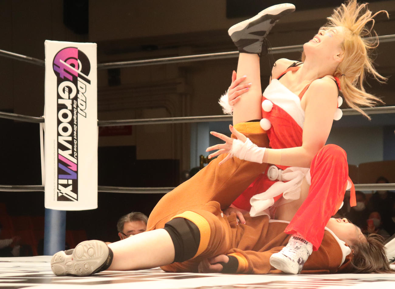 スターダム後楽園大会　レディ・Cから3カウントを奪う岩谷麻優（右）（撮影・渋谷征平）