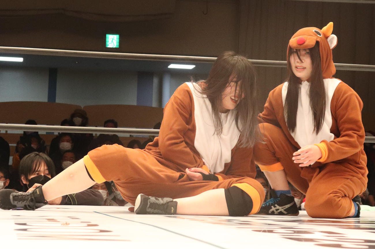スターダム後楽園大会　敗れて悔しそうな表情のレディ・C（左）と妃南（撮影・渋谷征平）