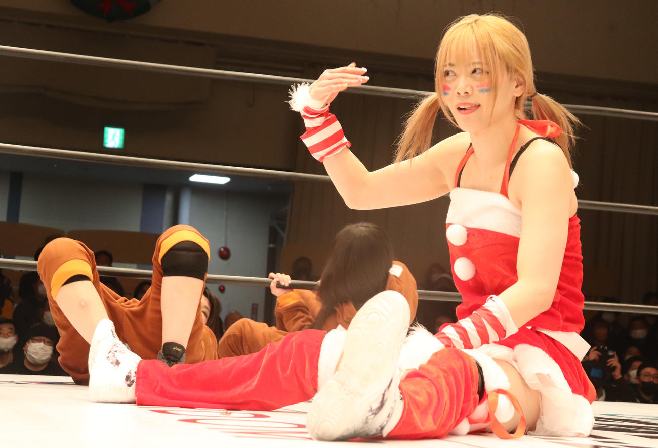 スターダム後楽園大会　3カウントを奪い、ニヤリとする岩谷麻優（右）（撮影・渋谷征平）