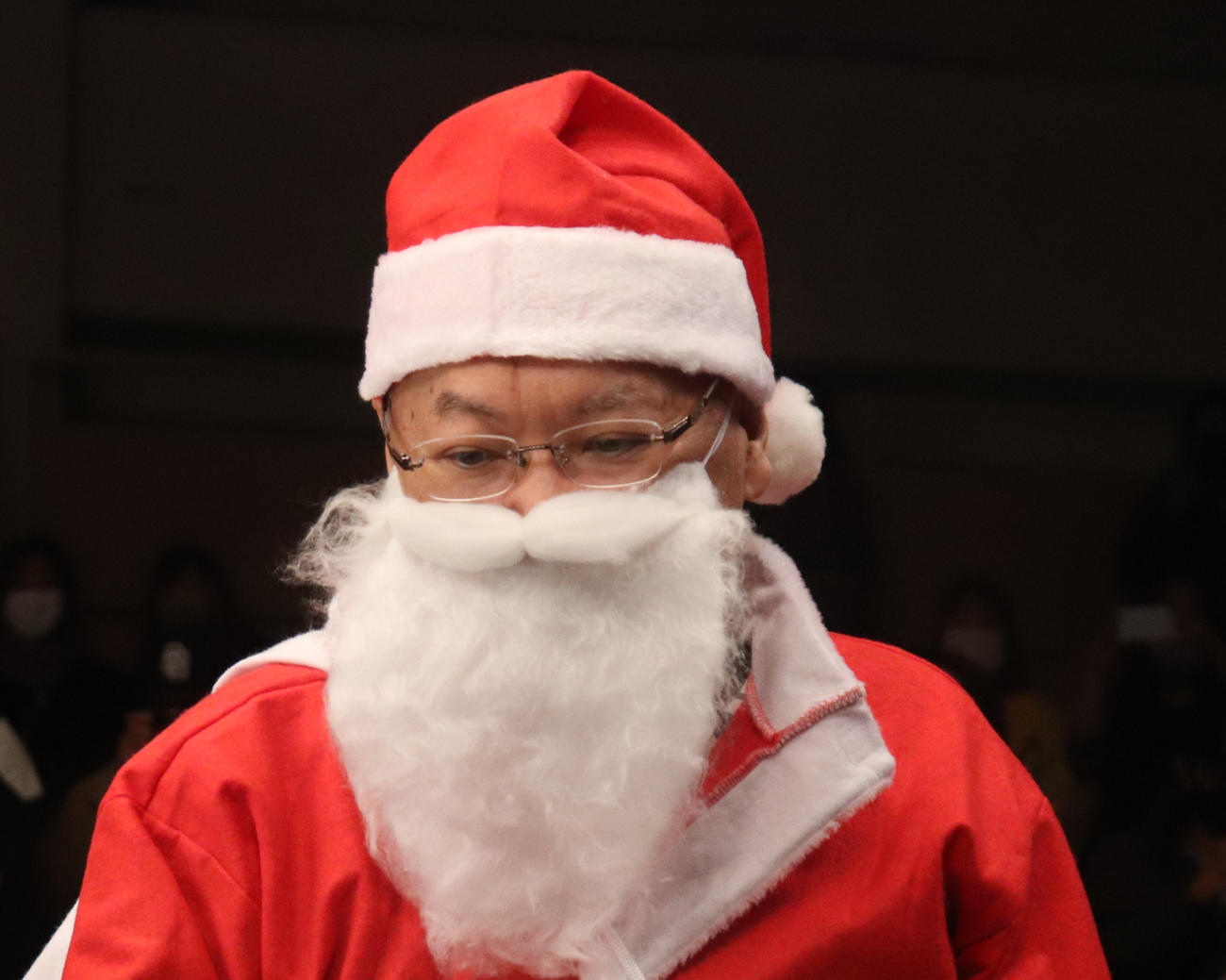 スターダム後楽園大会　サンタの格好でプレゼントを持ってきたロッシー小川エグゼクティブプロデューサー（撮影・渋谷征平）