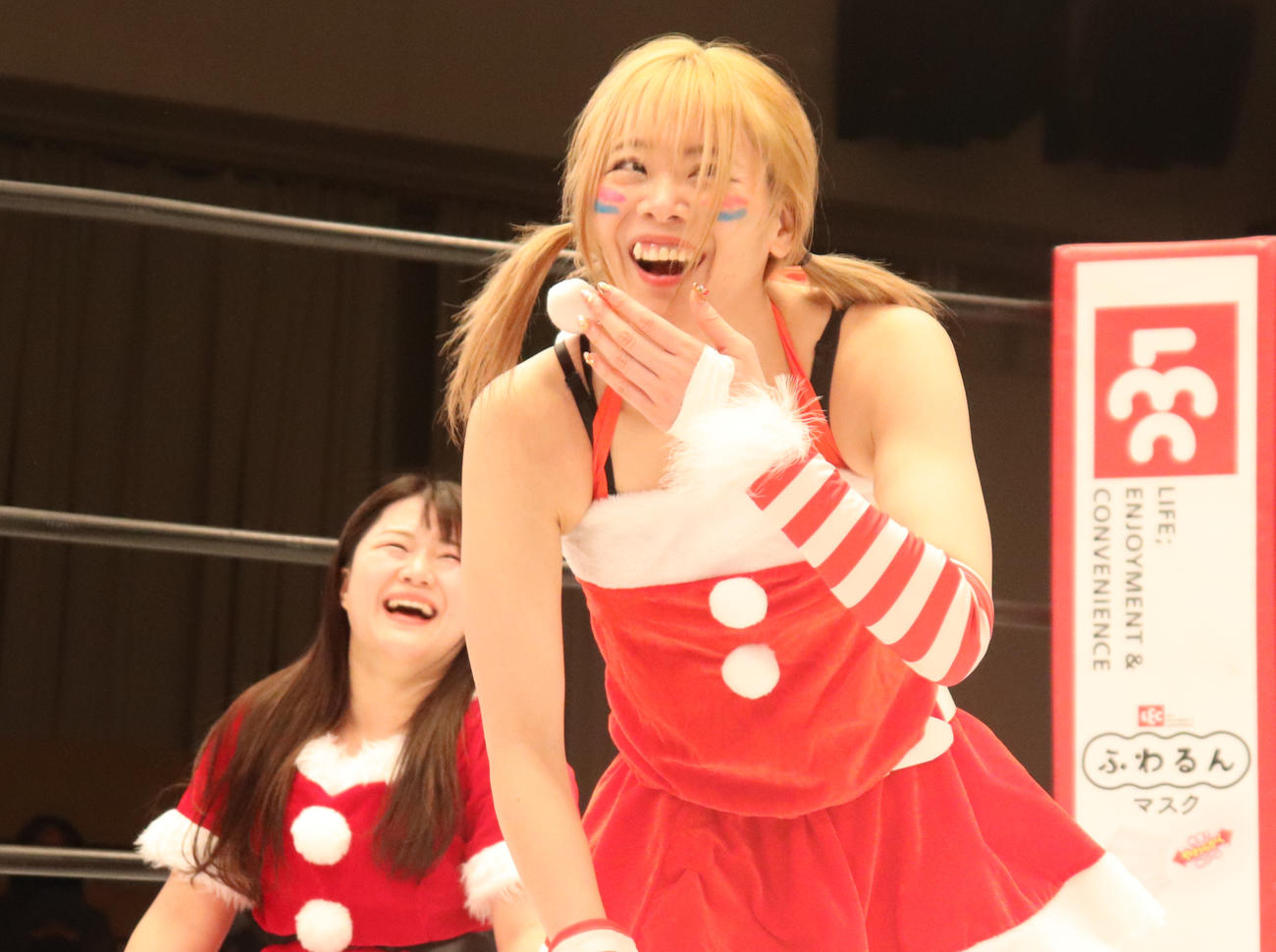 スターダム後楽園大会　ロッシー小川サンタの登場に爆笑する岩谷麻優（中央）とコグマ（撮影・渋谷征平）