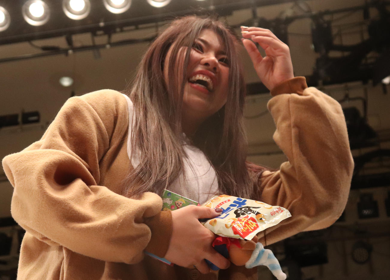 スターダム後楽園大会　笑顔で客席にプレゼントを投げる葉月（撮影・渋谷征平）