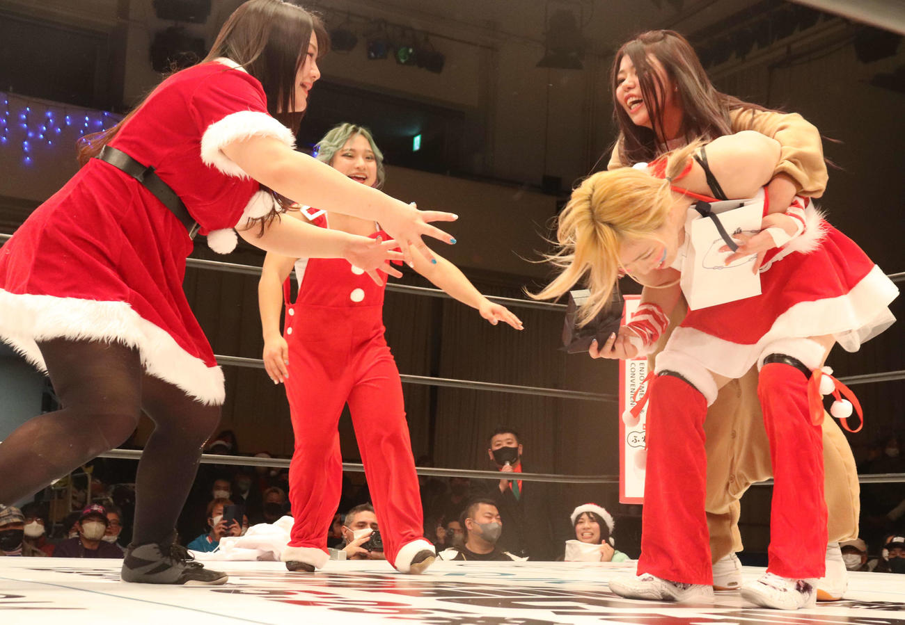 スターダム後楽園大会　岩谷麻優（右）のプレゼントを奪おうとするSTARSの選手たち（撮影・渋谷征平）