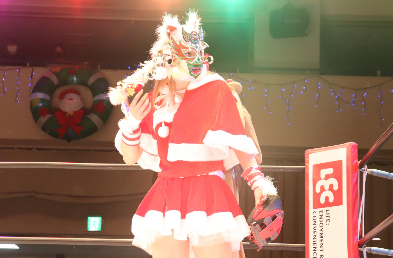 スターダム後楽園大会　クリスマス仕様のオーバーマスクにサンタの格好で登場した岩谷麻優（撮影・渋谷征平）