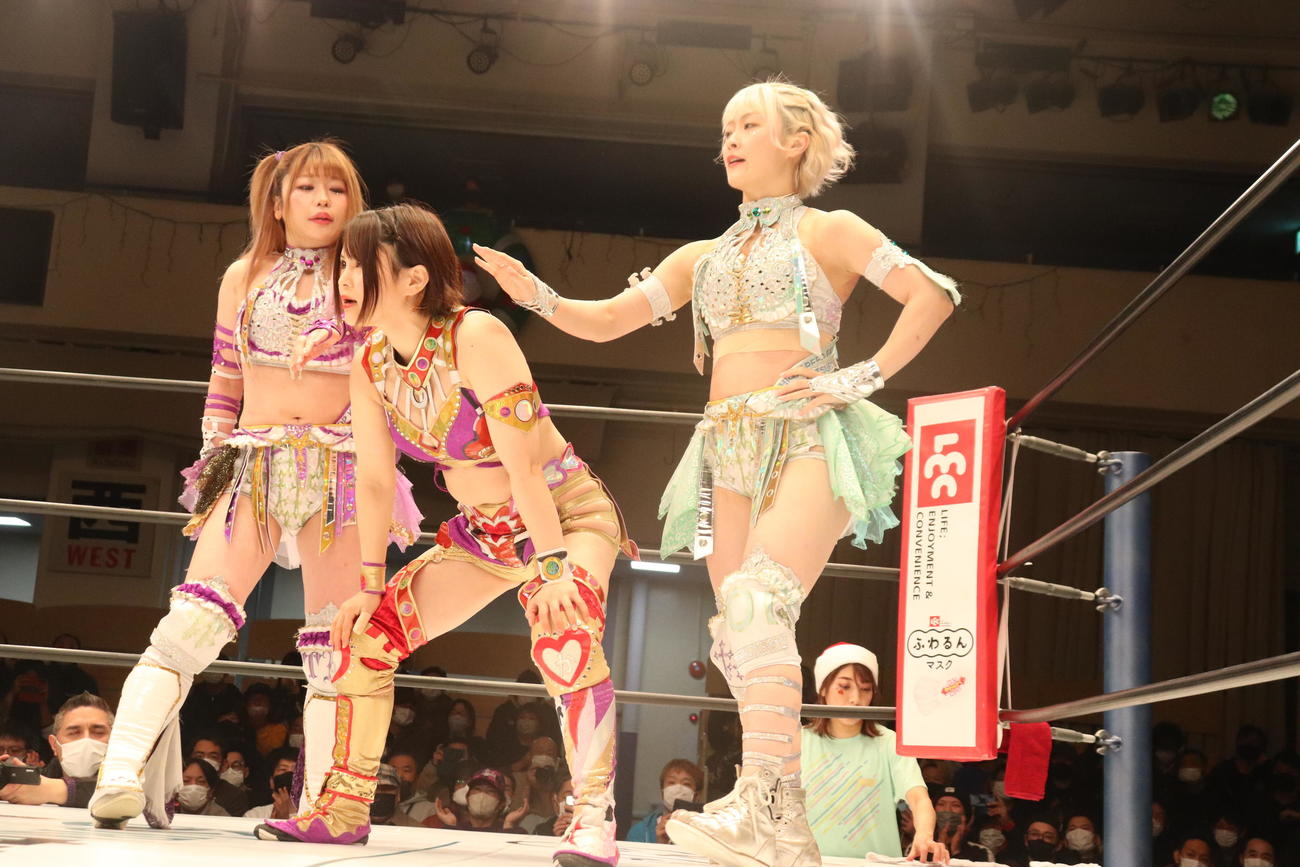 スターダム後楽園大会　先陣を切る月山和香（中央）。左は中野たむ、右はなつぽい（撮影・渋谷征平）