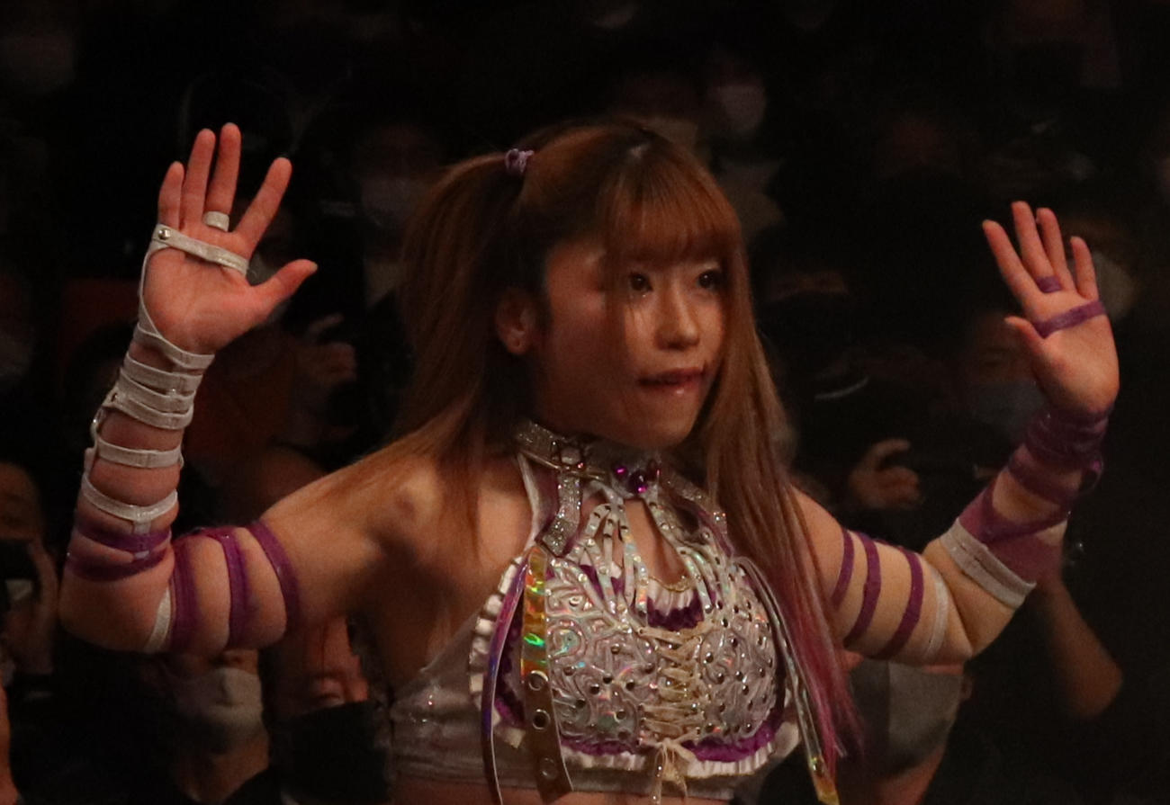 スターダム後楽園大会　高橋奈七永を背後からこっそり攻撃するも、振り返られて潔白をアピールする中野たむ（撮影・渋谷征平）