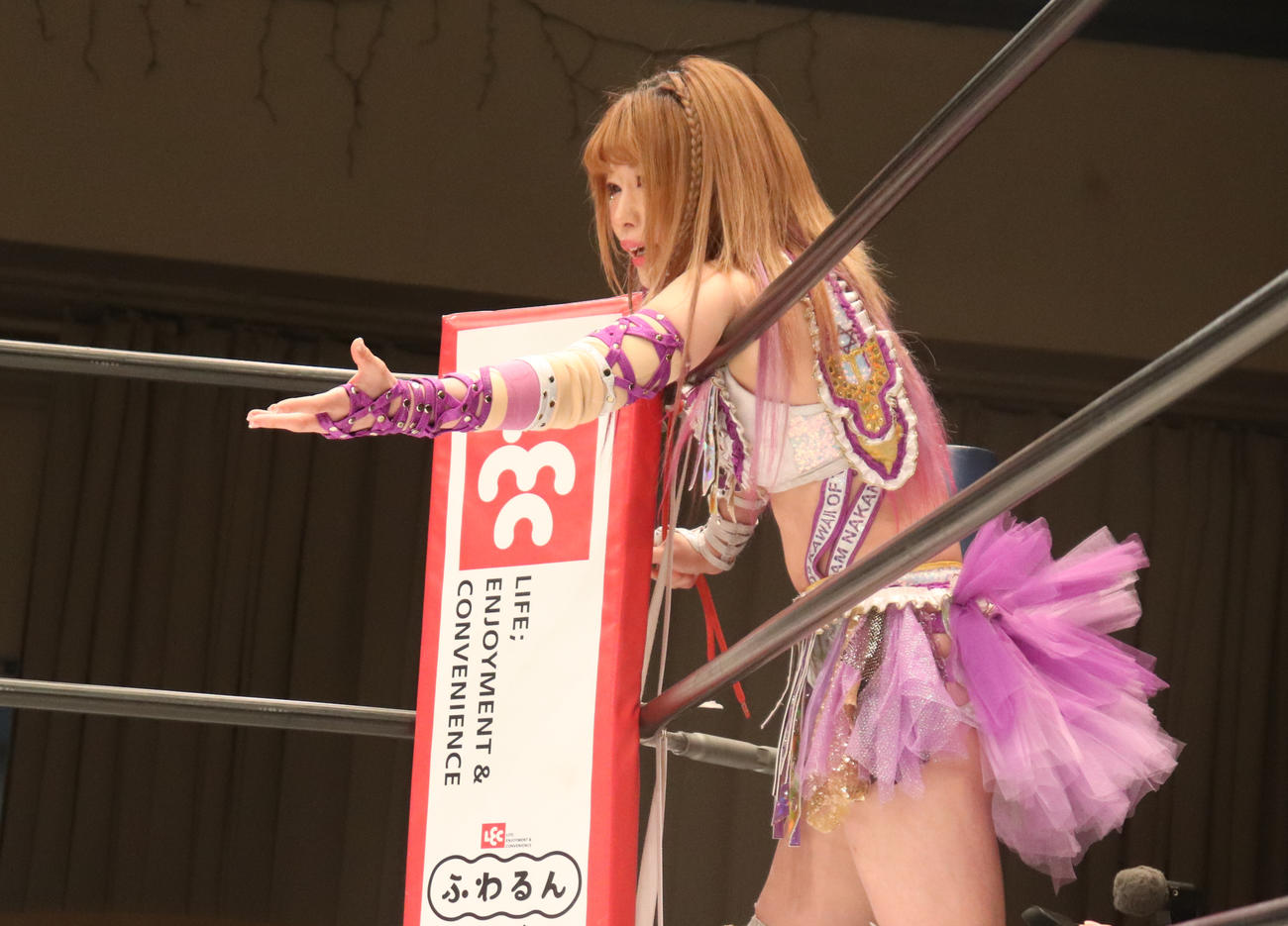 スターダム後楽園大会　月山和香にタッチを要求する中野たむ（撮影・渋谷征平）