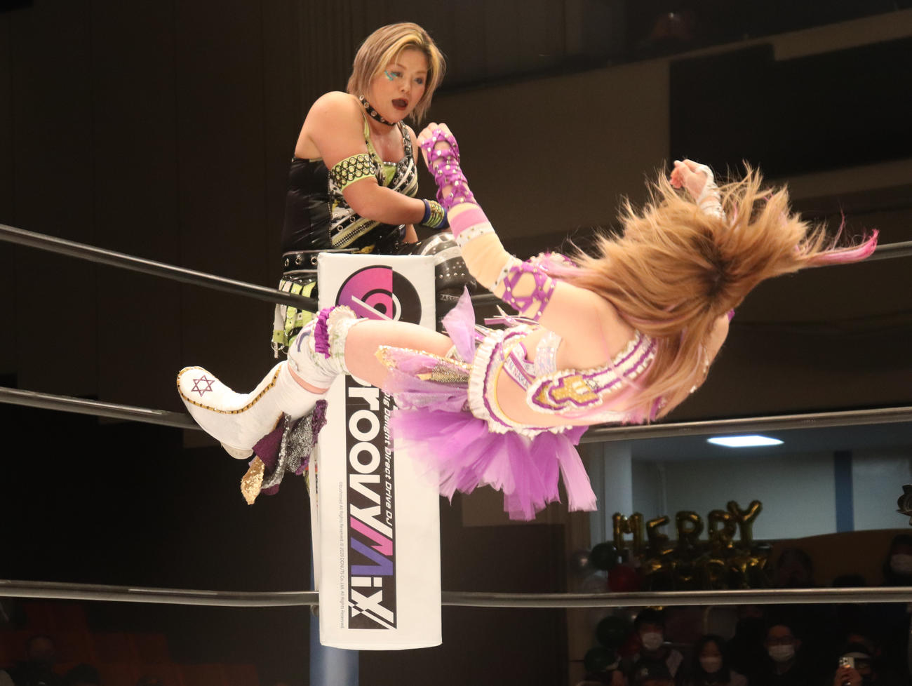 スターダム後楽園大会　高橋奈七永とビンタ合戦をするも落とされてしまう中野たむ（撮影・渋谷征平）