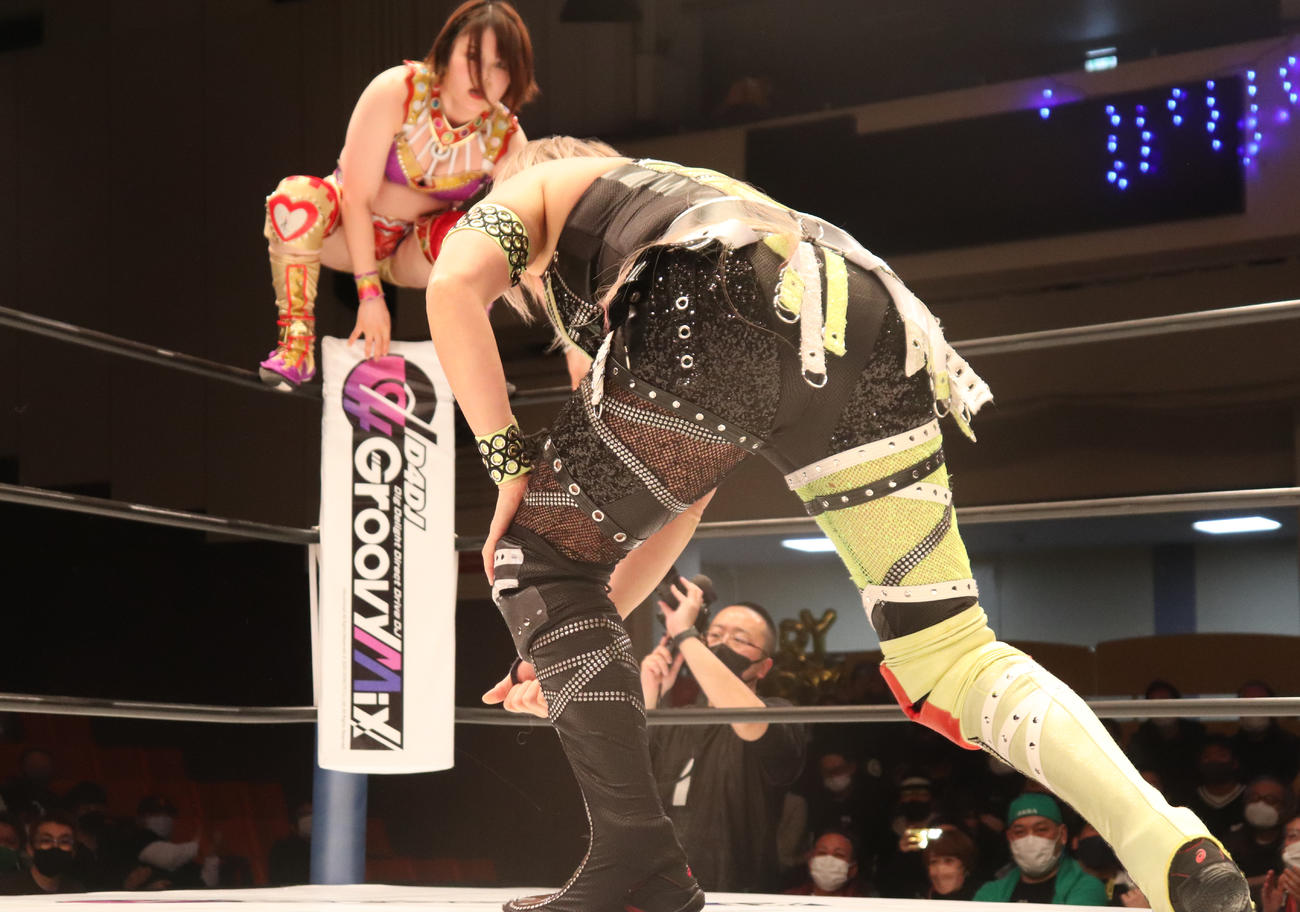 スターダム後楽園大会　コーナートップからプランチャを放とうとする月山和香（撮影・渋谷征平）